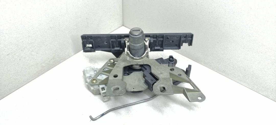 Личинка замка крышки багажника Volkswagen Passat B5 3B5 1997, 1.9 л., TDi, AHU, дизель, МКПП, серебристый, седан, передний привод - фото №1