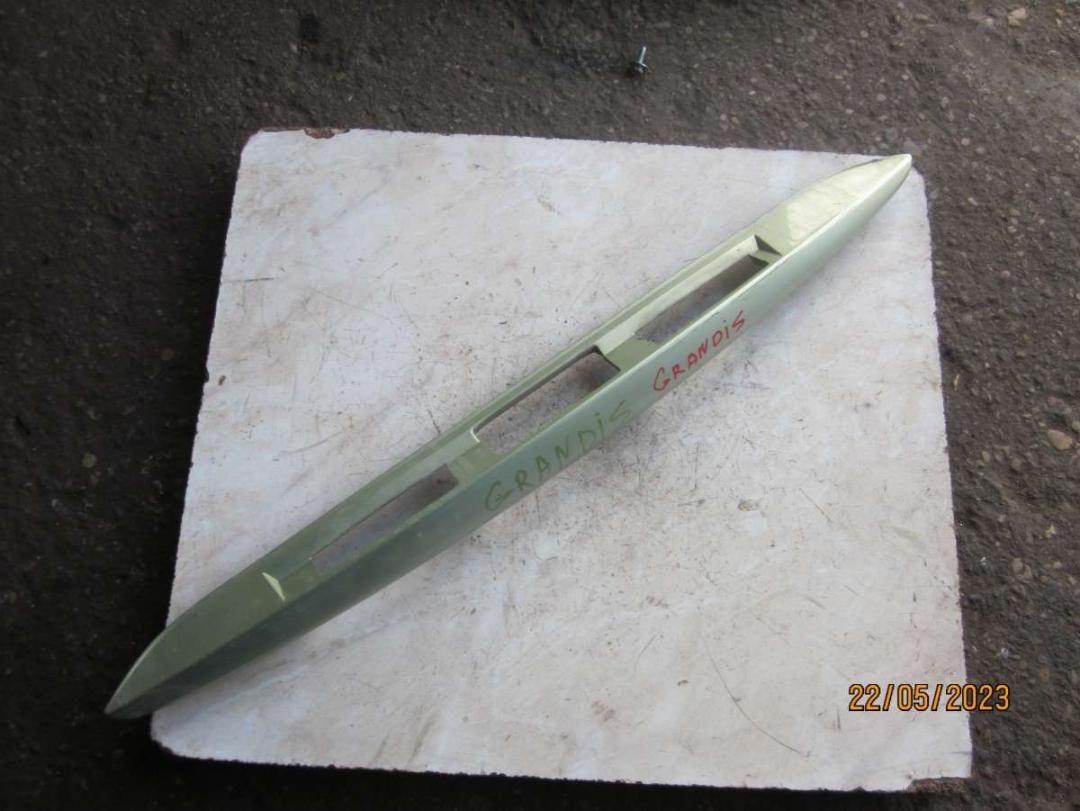 бленда Mitsubishi Grandis 1 поколение 2007, 2.4 л., бензин, минивэн - фото №1