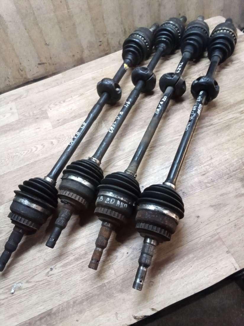 полуось передняя правая (приводной вал, ШРУС) Opel Vectra B 1999, 2.0 л., бензин - фото №1