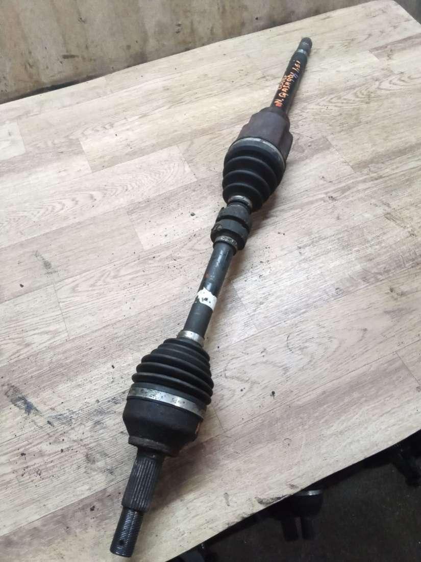 полуось передняя правая (приводной вал, ШРУС) Nissan Qashqai 1 поколение 2008, 1.6 л., бензин - фото №1