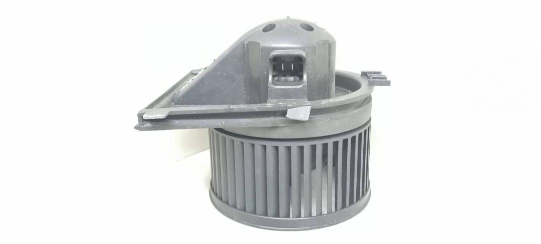 моторчик печки Volkswagen Passat B5 3B5 1997, 1.9 л., TDi, AHU, дизель, МКПП, серебристый, седан, передний привод, VALEO, 8D1819021A - фото №1