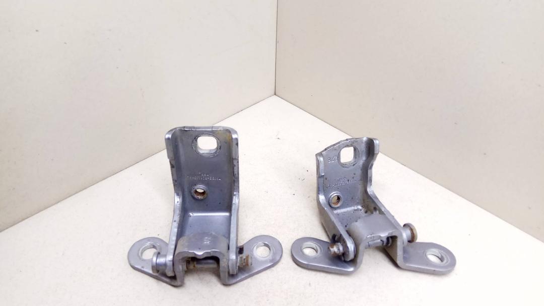 петля двери Ford Mondeo 3 поколение 2003, 2.0 л., TDCi, дизель, 5МКПП, серебристый, хетчбэк 5 дв., передний привод - фото №1