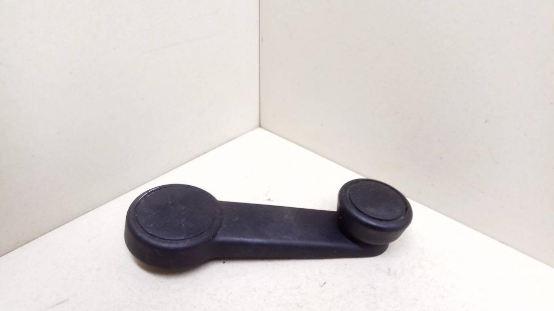 ручка стеклоподъемника задней правой Ford Mondeo 3 поколение 2003, 2.0 л., TDCi, дизель, 5МКПП, серебристый, хетчбэк 5 дв., передний привод - фото №1