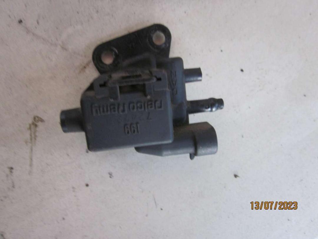 клапан вентиляции топливного бака Renault Megane 1 поколение 1997, 1.6 л., бензин, МКПП, хетчбэк 5 дв. - фото №1