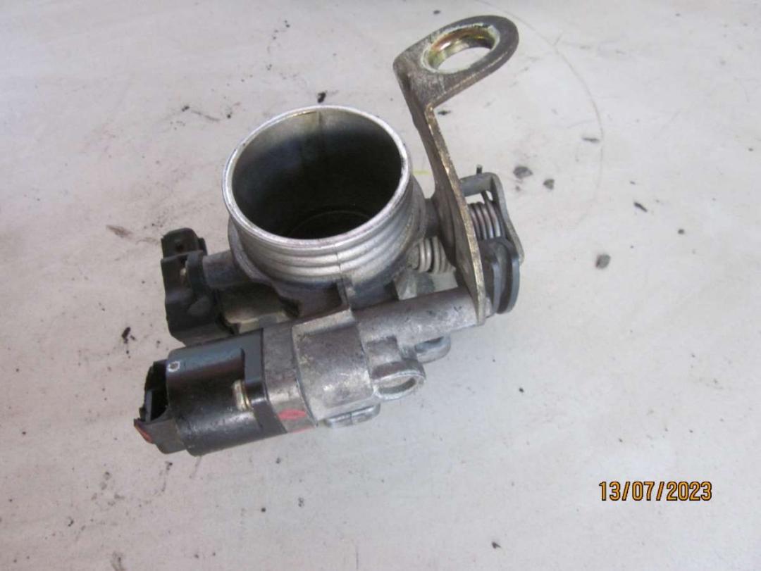 заслонка дроссельная Renault Megane 1 поколение 1997, 1.6 л., бензин, МКПП, хетчбэк 5 дв. - фото №1