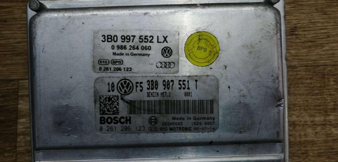 блок управления двигателем Audi A6 4B/C5 1999, 2.8 л., бензин, АКПП, седан - фото №1