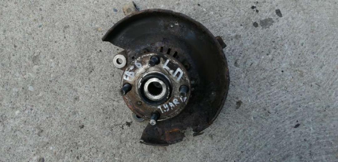 ступица передняя левая Toyota Yaris P1 2001, 1.0 л., бензин, МКПП, хетчбэк 5 дв. - фото №1