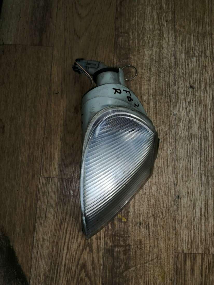 поворотник правый Renault Laguna 1 поколение 1998, 2.0 л., бензин, МКПП, хетчбэк 5 дв. - фото №1