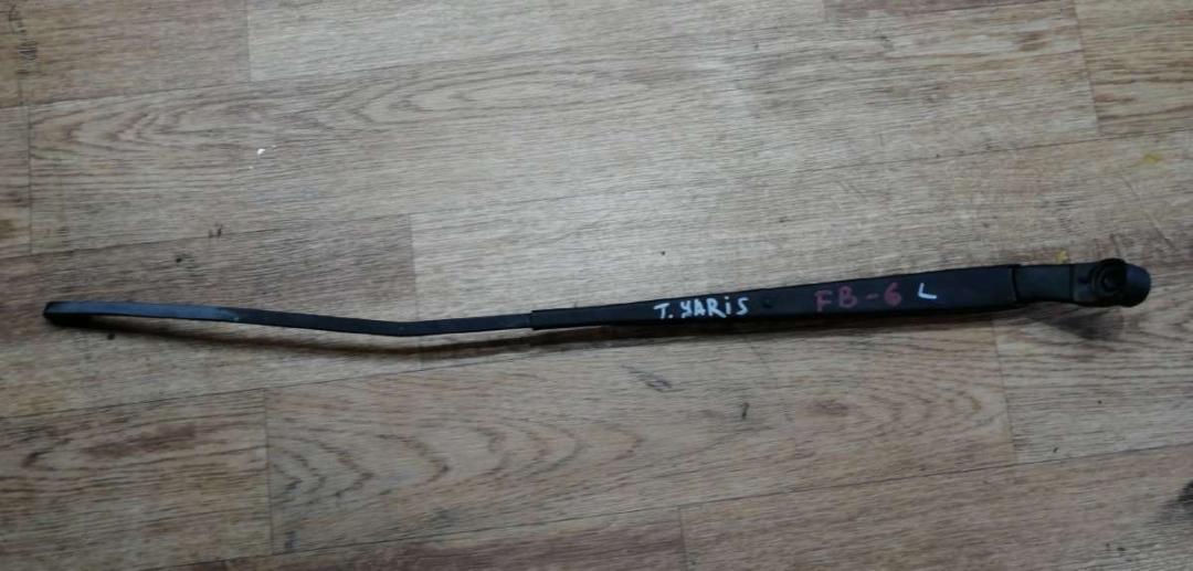 щеткодержатель (поводок стеклоочистителя, дворник) Toyota Yaris P1 2001, 1.0 л., бензин, МКПП, хетчбэк 5 дв. - фото №1