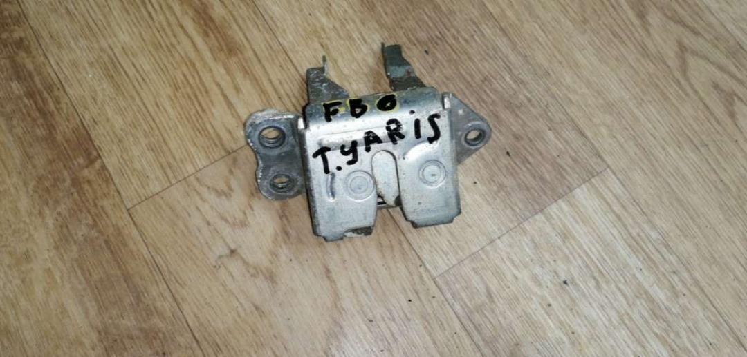 замок багажника Toyota Yaris P1 2001, 1.0 л., бензин, МКПП, хетчбэк 5 дв. - фото №1