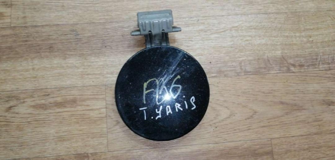 лючок топливного бака Toyota Yaris P1 2001, 1.0 л., бензин, МКПП, хетчбэк 5 дв. - фото №1