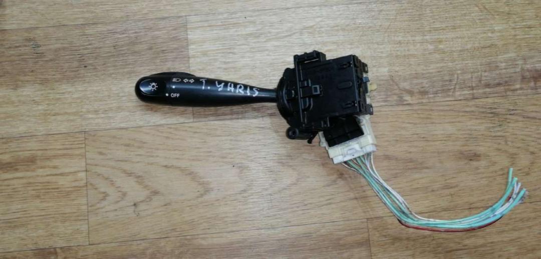 переключатель поворотов Toyota Yaris P1 2001, 1.0 л., бензин, МКПП, хетчбэк 5 дв. - фото №1