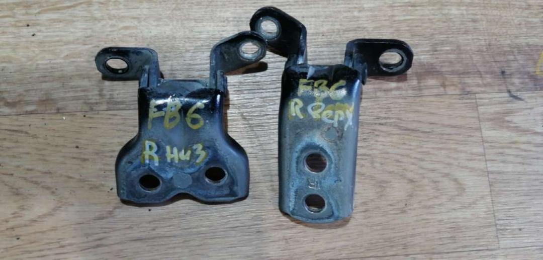 петля двери Toyota Yaris P1 2001, 1.0 л., бензин, МКПП, хетчбэк 5 дв. - фото №1