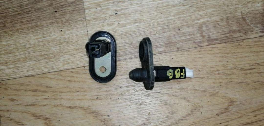 выключатель концевой (концевик) Toyota Yaris P1 2001, 1.0 л., бензин, МКПП, хетчбэк 5 дв. - фото №1