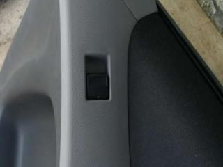 кнопка стеклоподъемника переднего правого Toyota Yaris XP9 [рестайлинг] 2011