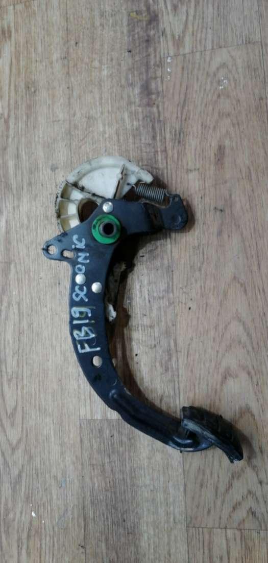 педаль сцепления Renault Scenic 1 поколение 1997, 1.9 л., дизель, МКПП - фото №1