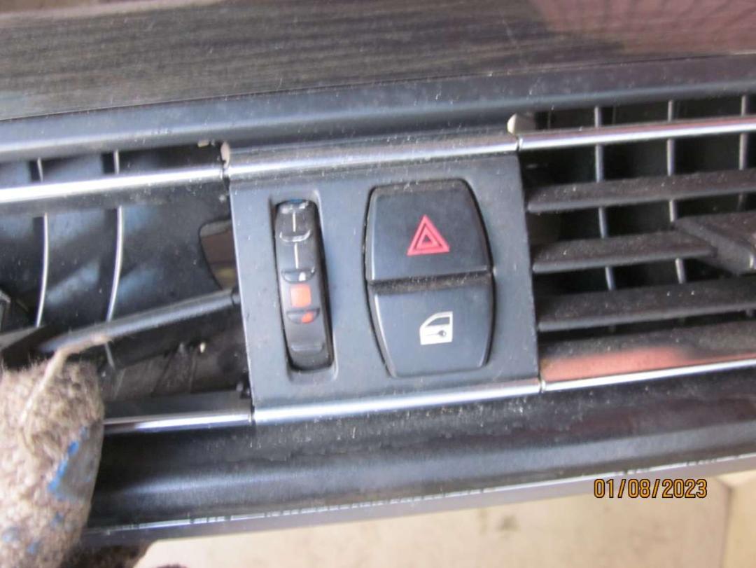 кнопка аварийной сигнализации BMW 5 серия F07/F10/F11 2010, 3.0 л., дизель, АКПП, седан - фото №1