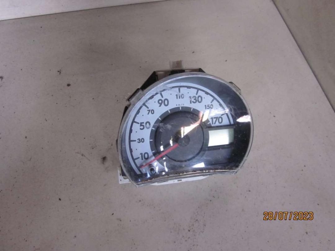 щиток приборов (приборная панель) Toyota Aygo 1 поколение 2008, 1.0 л., бензин, МКПП - фото №1