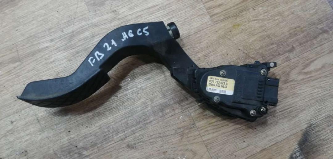 педаль Audi A6 4B/C5 1999, 2.8 л., бензин, АКПП, седан - фото №1