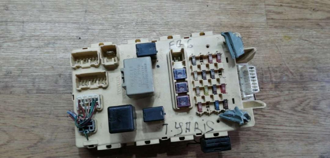 блок предохранителей Toyota Yaris P1 2001, 1.0 л., бензин, МКПП, хетчбэк 5 дв. - фото №1