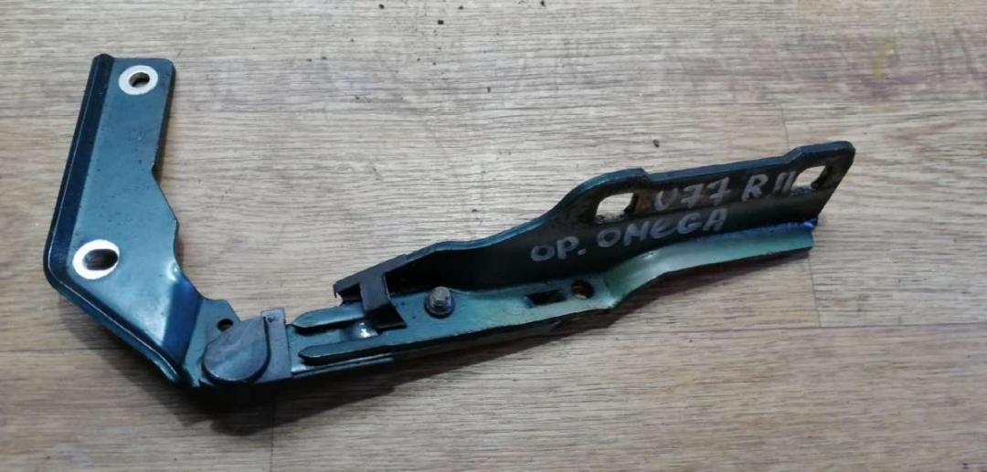 петля капота правая Opel Omega B 1998, 2.0 л., бензин, МКПП, седан - фото №1