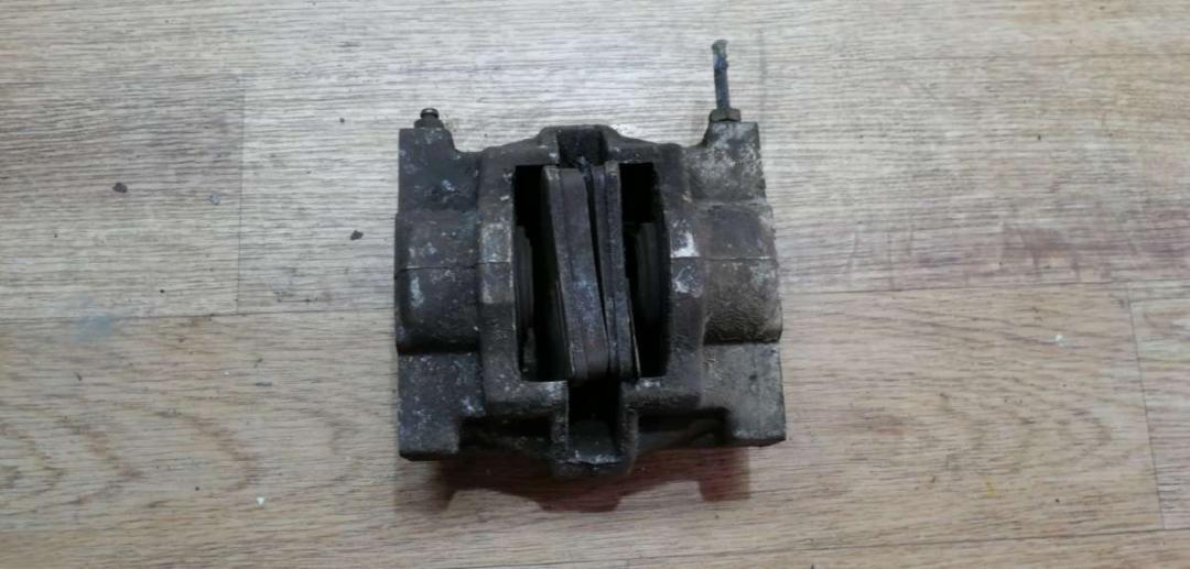 суппорт задний левый Citroen C5 1 поколение 2002, 2.0 л., бензин, МКПП, универсал - фото №1