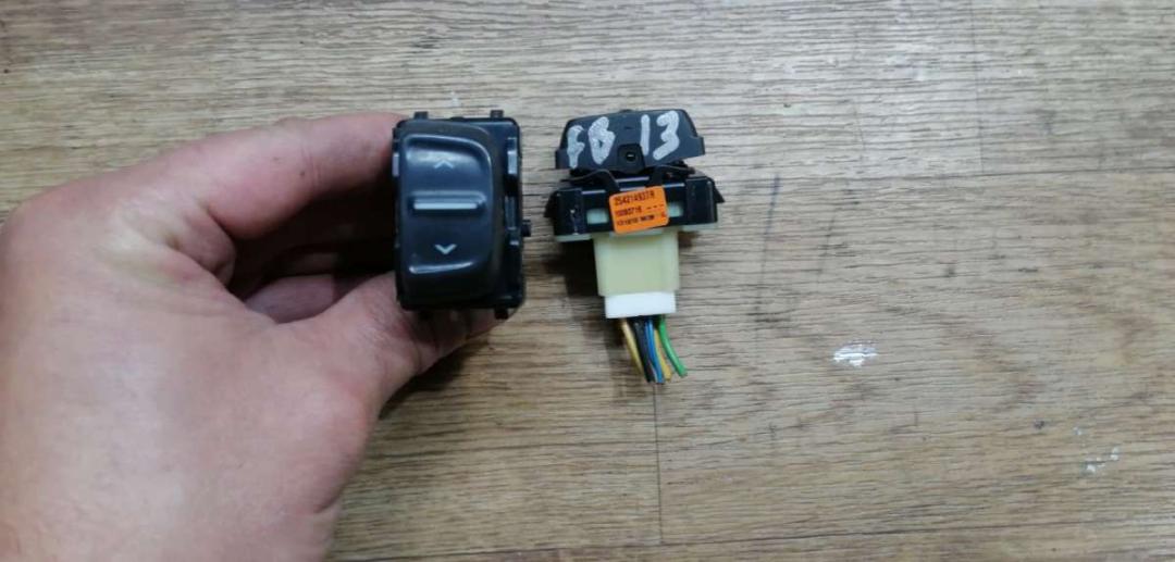 кнопка стеклоподъемника переднего левого Dacia Logan 1 2014, 0.9 л., бензин, МКПП, универсал - фото №1