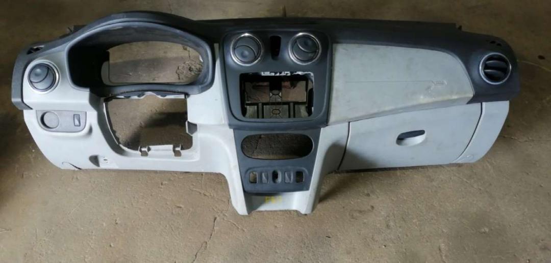 панель передняя салона (торпедо) Dacia Logan 1 2014, 0.9 л., бензин, МКПП, универсал - фото №1