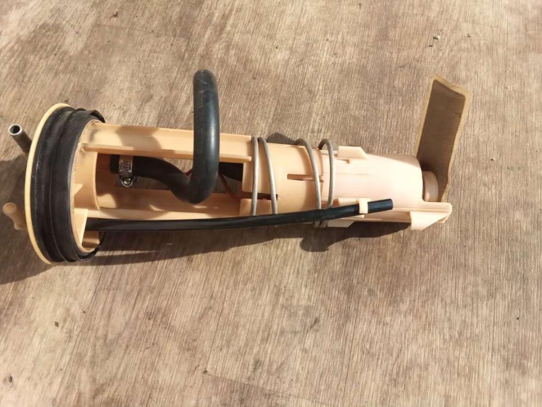 насос топливный Renault Safrane 1 поколение 1995, 2.0 л., бензин, МКПП, хетчбэк 5 дв. - фото №1