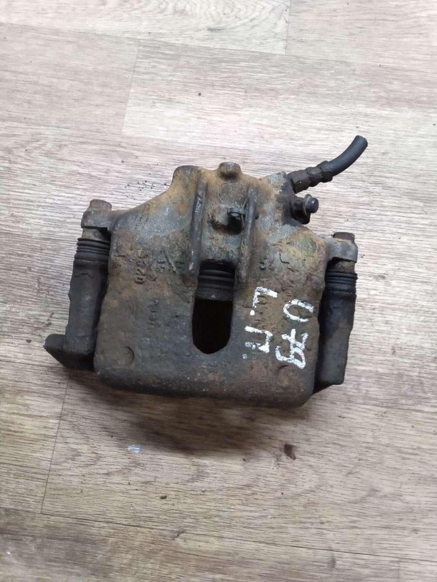 суппорт передний левый Renault Safrane 1 поколение 1995, 2.0 л., бензин, хетчбэк 5 дв. - фото №1