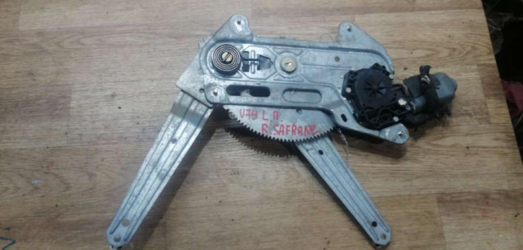 стеклоподъемник передний левый Renault Safrane 1 поколение 1995, 2.0 л., бензин, МКПП, хетчбэк 5 дв. - фото №1