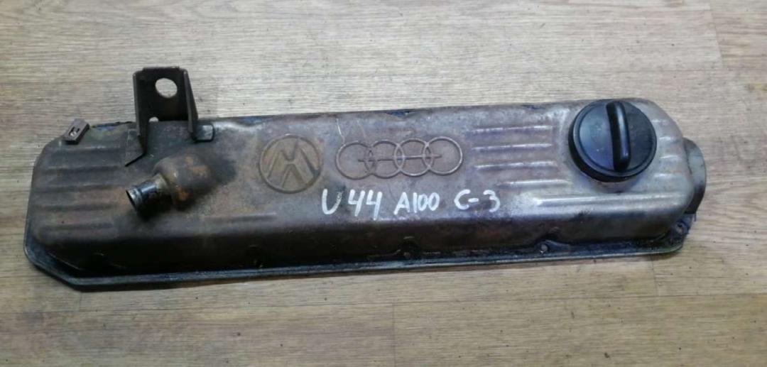 клапанная крышка Audi 100 C3 1983, 2.1 л., бензин, МКПП, седан - фото №1