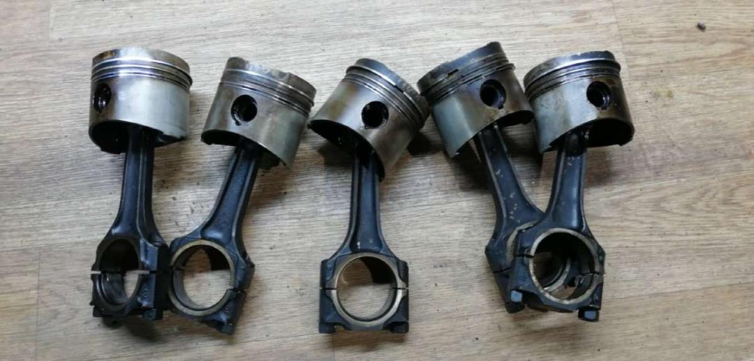 поршень Audi 100 C3 1983, 2.1 л., бензин, МКПП, седан - фото №1