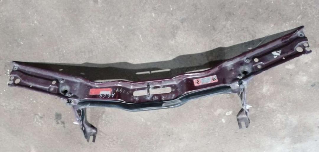 передняя панель крепления облицовки (телевизор) Audi 100 C4 1993 - фото №1