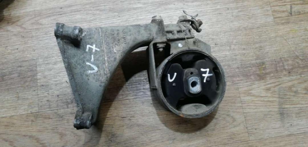 подушка крепления двигателя Volkswagen Passat B3 1991, 2.0 л., бензин, МКПП, хетчбэк 5 дв. - фото №1