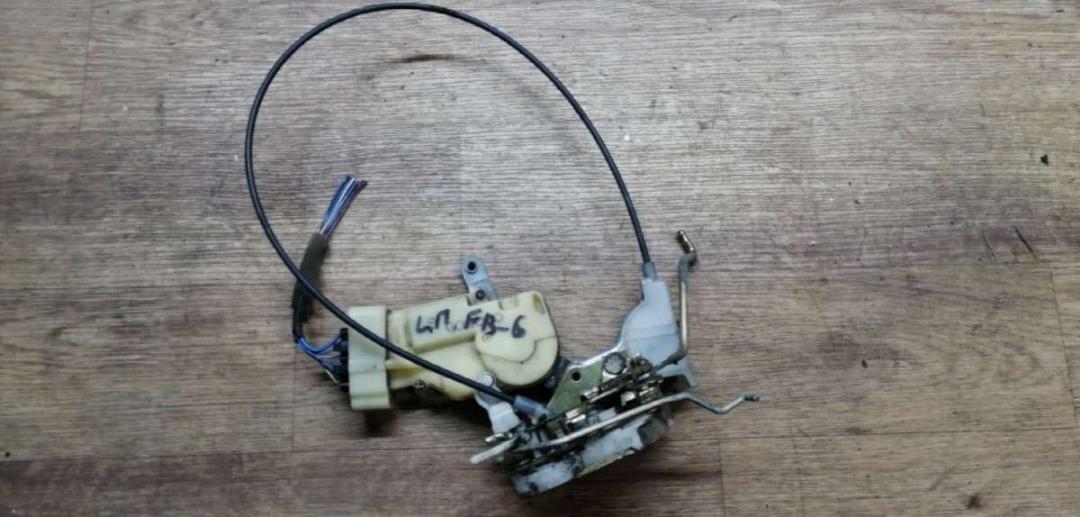 замок двери передней левой Toyota Yaris P1 2001, 1.0 л., бензин, МКПП, хетчбэк 5 дв. - фото №1