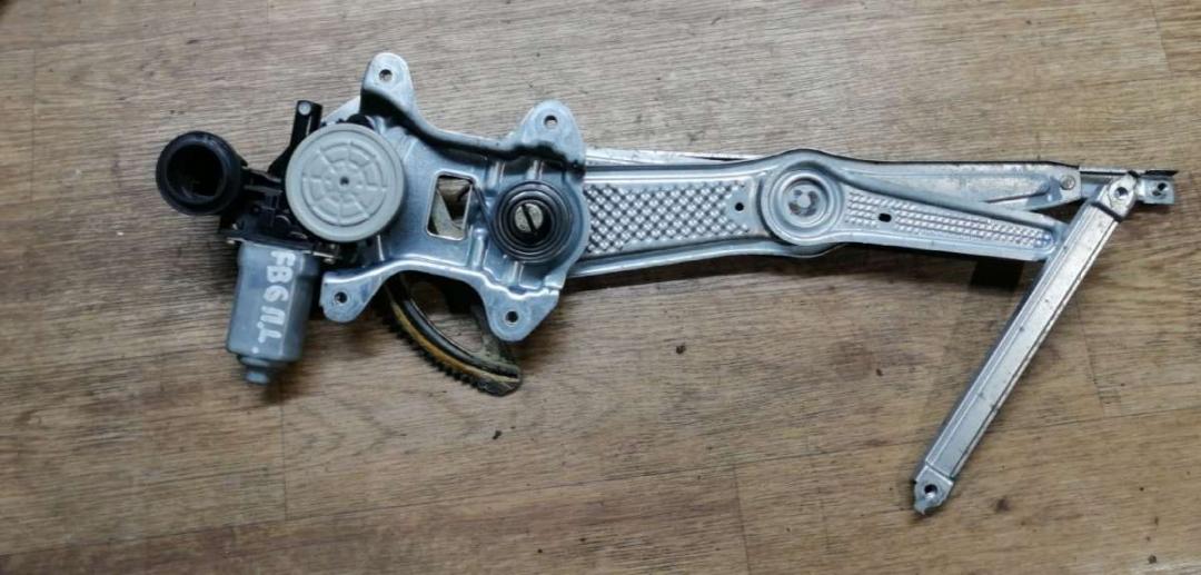 стеклоподъемник передний левый Toyota Yaris P1 2001, 1.0 л., бензин, МКПП, хетчбэк 5 дв. - фото №1