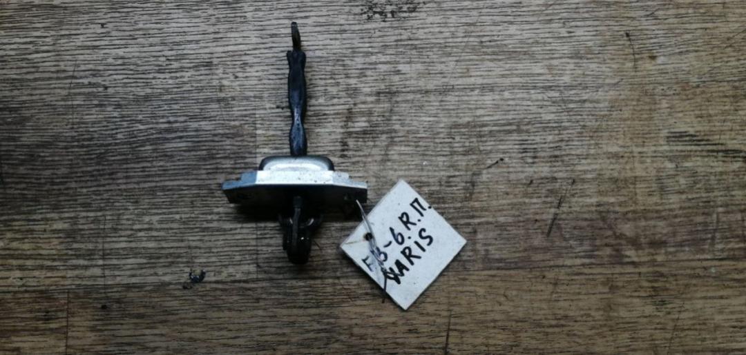 ограничитель открывания двери Toyota Yaris P1 2001, 1.0 л., бензин, МКПП, хетчбэк 5 дв. - фото №1