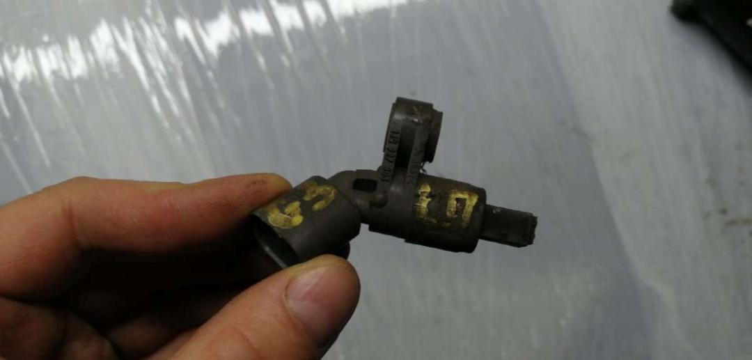 датчик ABS Volkswagen Golf 3 поколение 1995 - фото №1