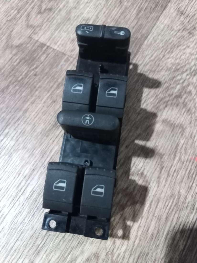 блок управления стеклоподъемниками Volkswagen Bora 1 поколение 2000, 1.6 л., бензин, МКПП, универсал, 1J4959857 - фото №1