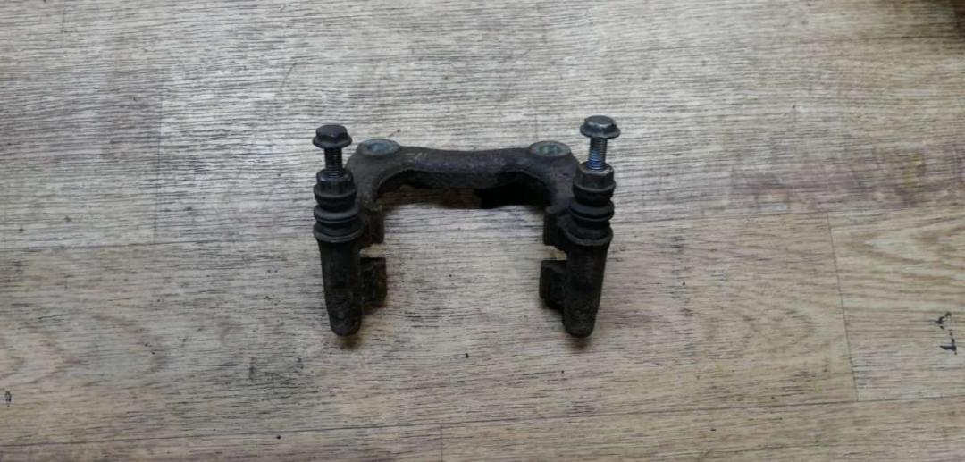 скоба суппорта Volkswagen Golf 4 поколение 2000 - фото №1