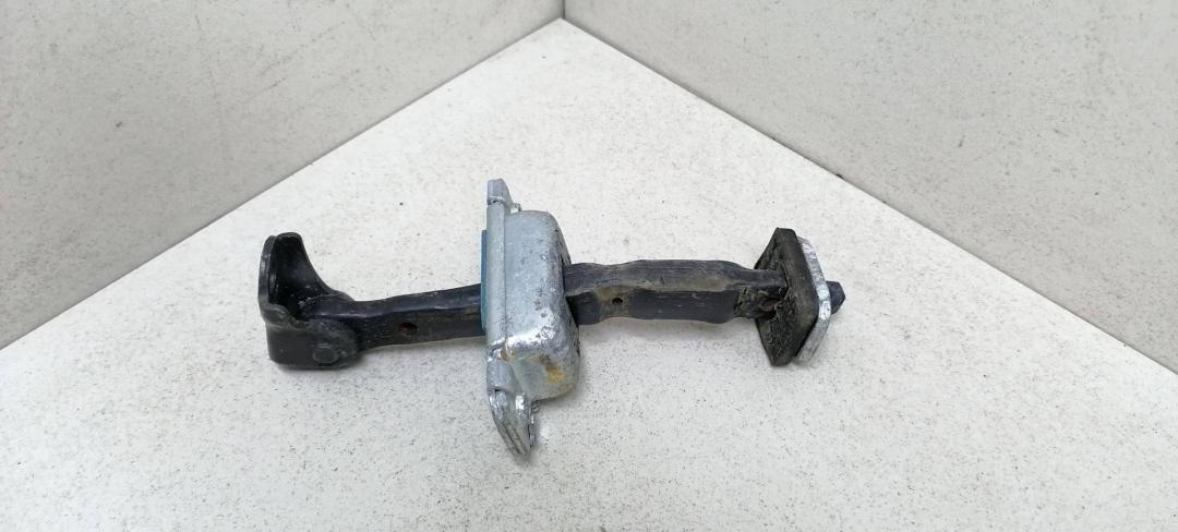 ограничитель открывания двери Hyundai i30 1 поколение 2009, 1.6 л., CRDi, дизель, 5МКПП, серебристый, хетчбэк 5 дв., передний привод - фото №1