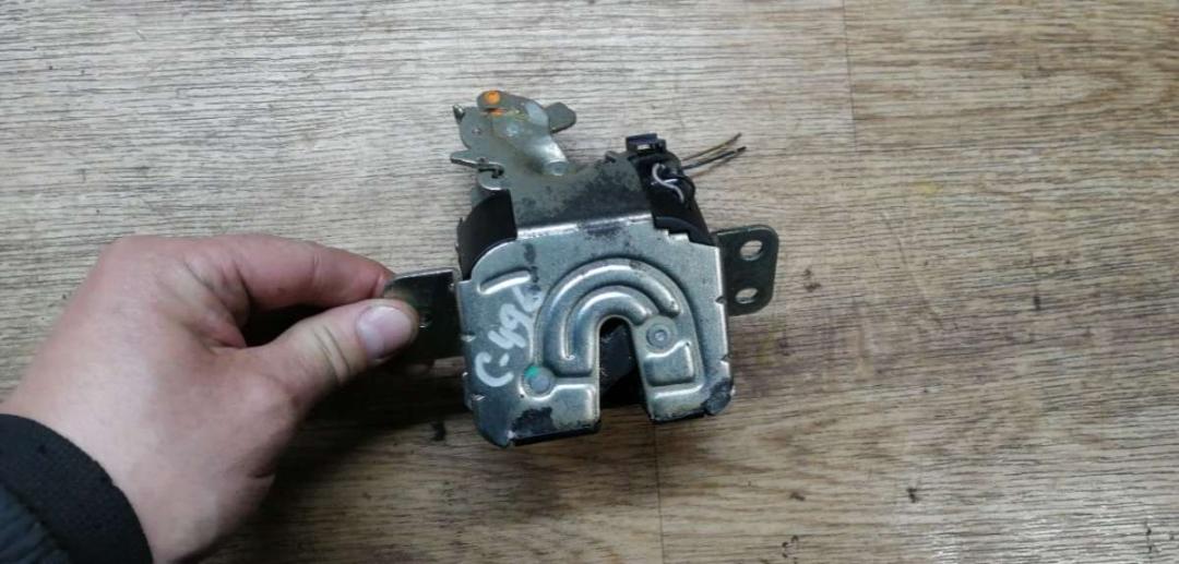 замок багажника Mitsubishi Colt 6 поколение (Z20/Z30) 2006, 1.1 л., бензин, МКПП, хетчбэк 5 дв. - фото №1