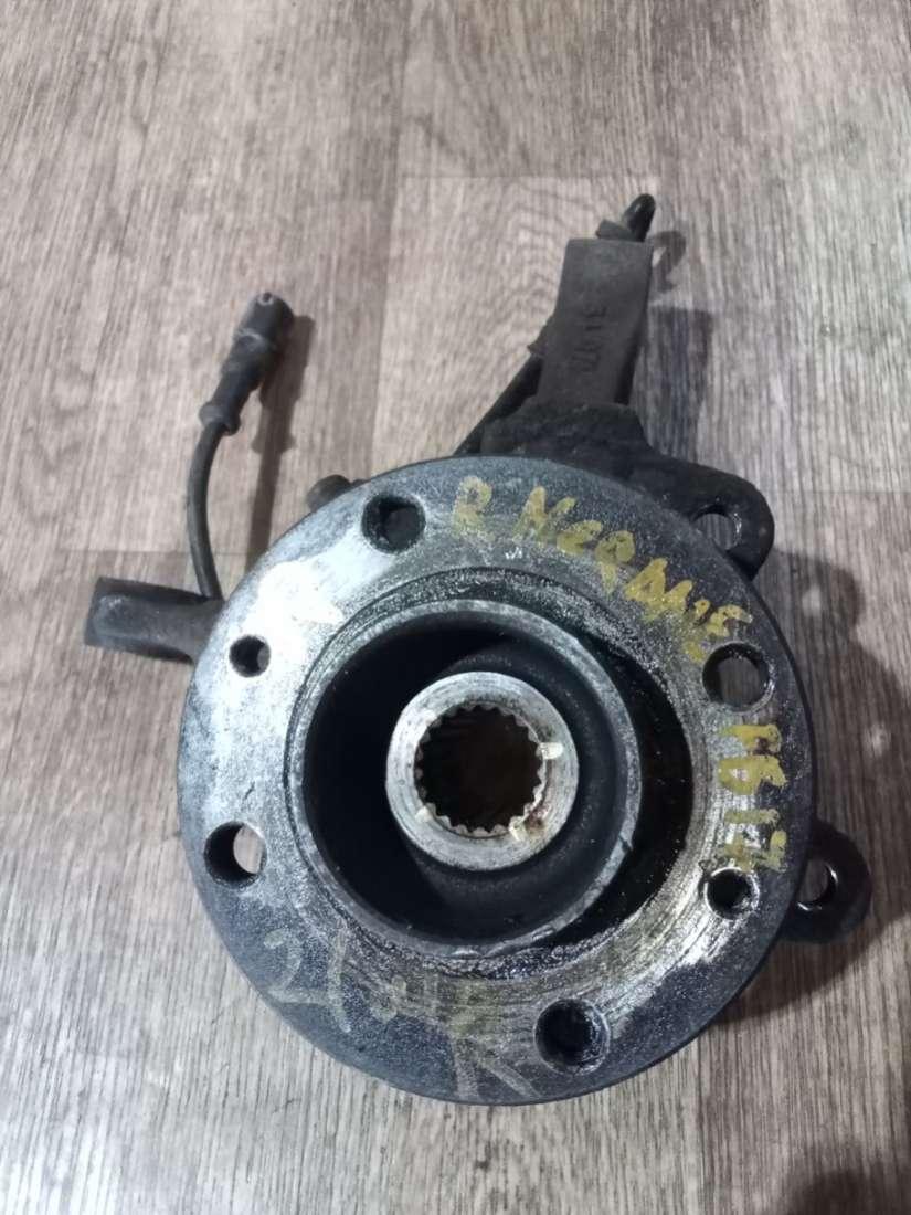 ступица передняя правая Renault Megane 1 поколение 1999, 1.6 л., бензин, МКПП, хетчбэк 5 дв. - фото №1