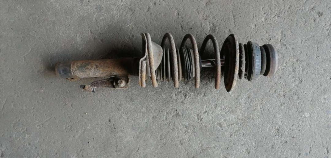 стойка передняя правая Ford Fiesta 4 поколение 1998, 1.3 л., бензин, МКПП, хетчбэк 5 дв. - фото №1