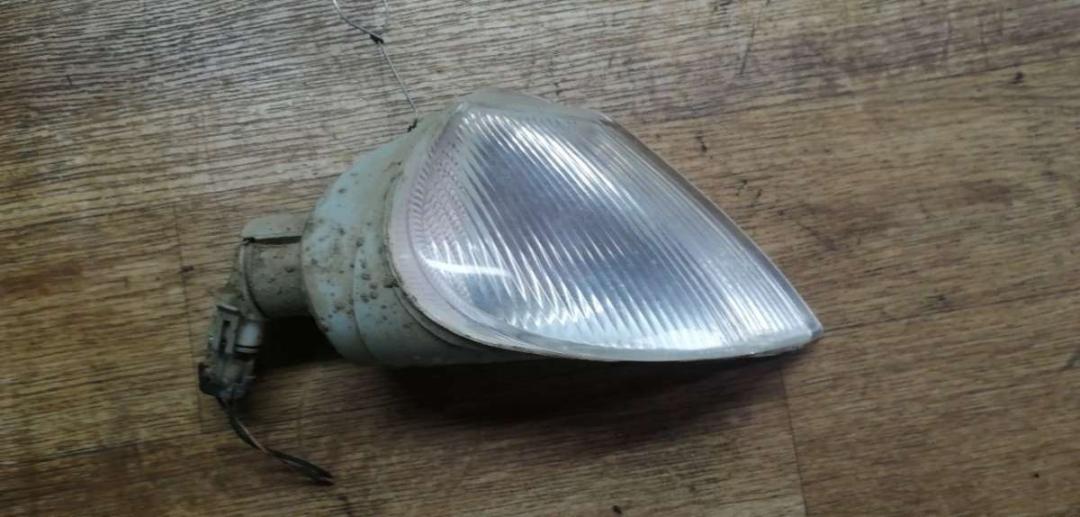 поворотник правый Renault Laguna 1 поколение 1997, 2.2 л., дизель, МКПП, хетчбэк 5 дв. - фото №1