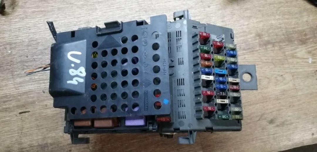 блок предохранителей Renault Laguna 1 поколение 1997, 2.2 л., дизель, МКПП, хетчбэк 5 дв., 7700821586 - фото №1