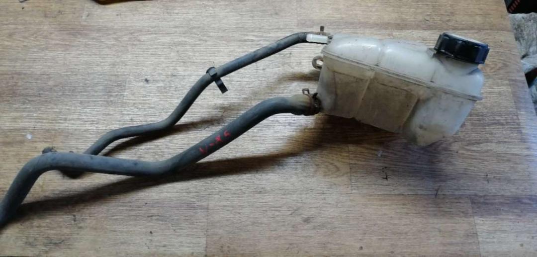 бачок расширительный Ford Focus 1 поколение 1999, 1.6 л., бензин, МКПП, универсал - фото №1