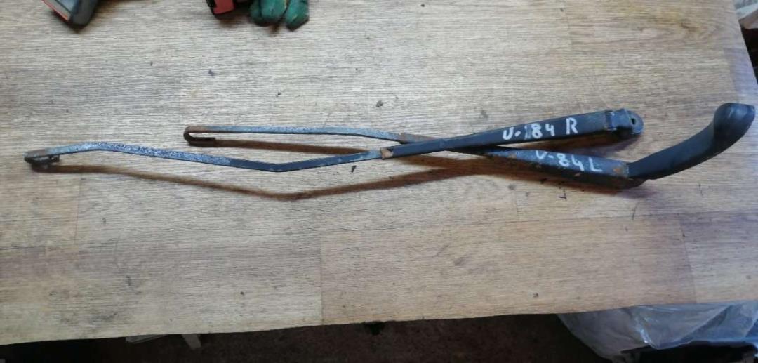 щеткодержатель (поводок стеклоочистителя, дворник) Renault Laguna 1 поколение 1997, 2.2 л., дизель, МКПП, хетчбэк 5 дв. - фото №1