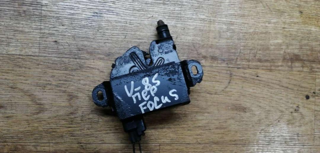 замок капота Ford Focus 1 поколение 1999, 1.6 л., бензин, МКПП, универсал - фото №1